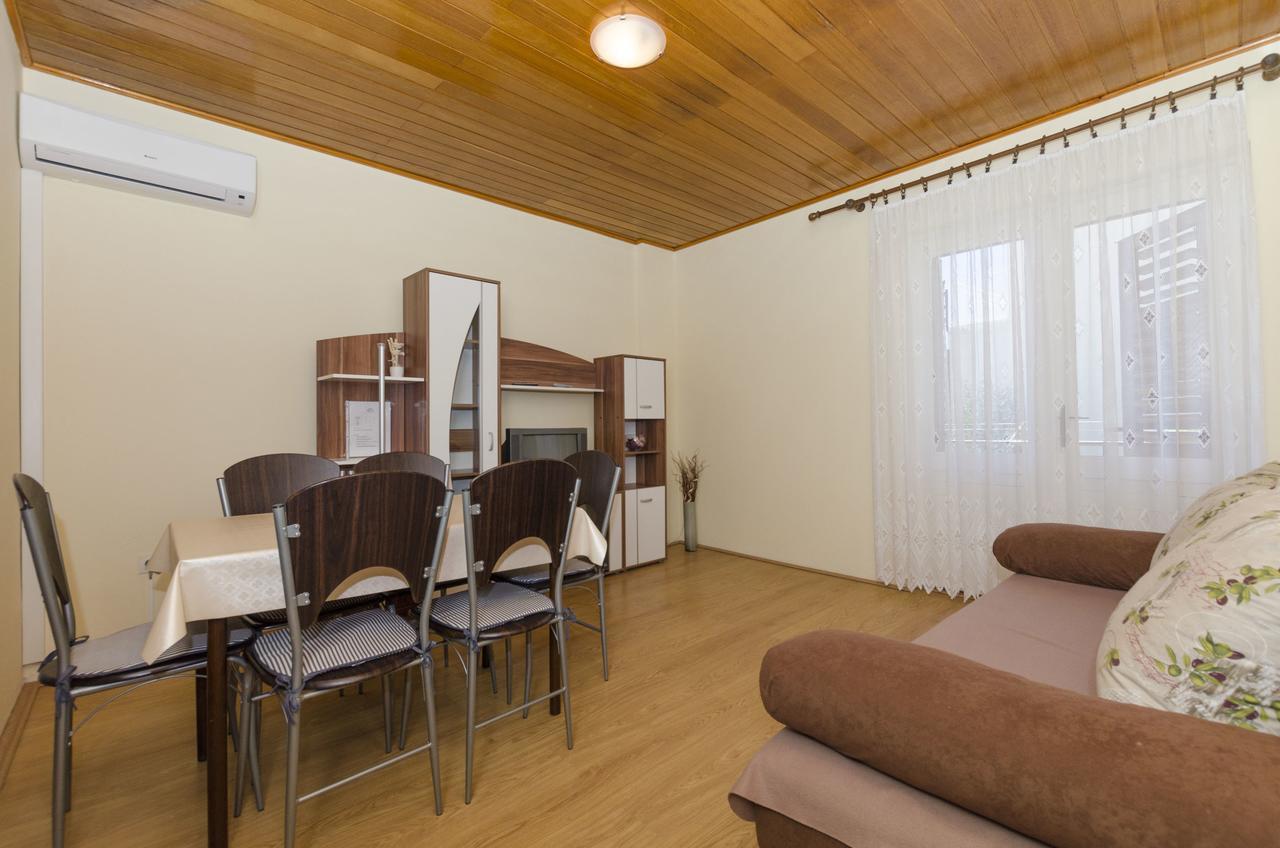 Apartments Katica Примоштен Екстер'єр фото